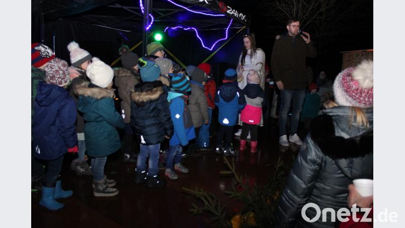 Das Christkind beschenkte die wartenden Kinder mit Geschenken und Harald Meier als Moderation . Bild: aun