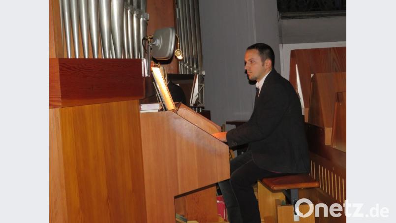 Tobias Rupprecht begleitet die Sänger an der Orgel. Bild: adj