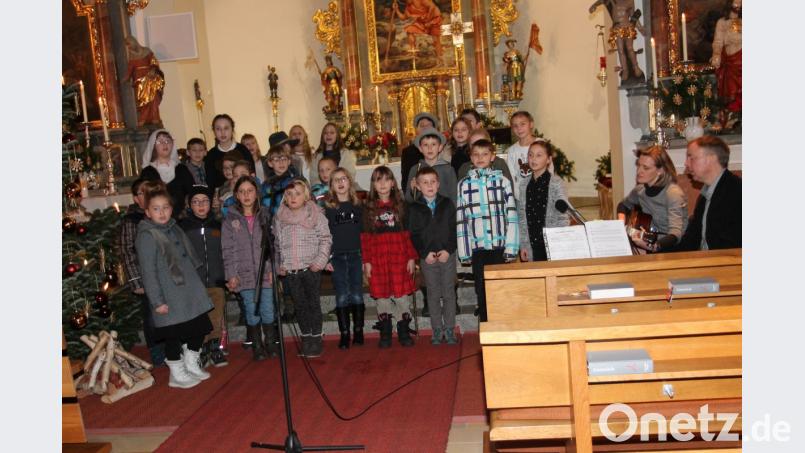 Die Mädchen und Buben der Grundschule stimmen mit einem Krippenspiel auf Weihnachten ein. Bild: pi