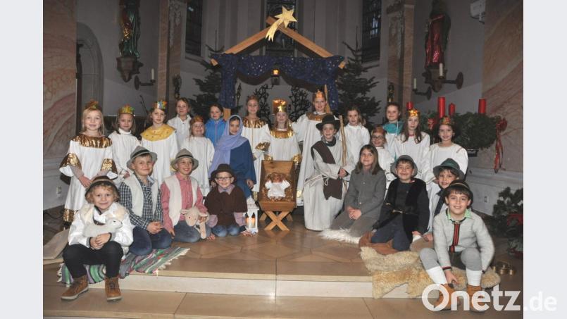 Buben und Mädchen spielen das Geschehen von der Geburt Christi in einem Stall in Bethlehem nach. Bild: es