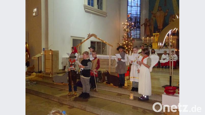 Nach dem Krippenspiel sangen die Spieler gemeinsam mit der Gemeinde das Lied "Zu Betlehem geboren" Bild: wrm