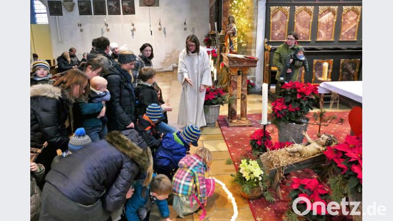 Vor der Krippe mit dem Christkind legten die Kinder ein Herz aus kleinen Lämpchen als Zeichen dafür, dass wir alle Jesus in unserem Herzen haben. Bild: wbe