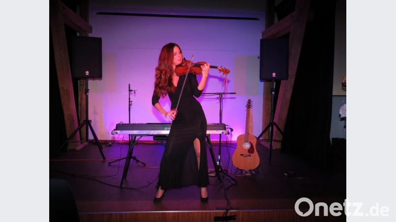 Auf ihrer Geigespielt Omnitah, die in Schweden in einer Musikerfamilie aufgewachsen ist, zwei Solostücke. Bild: ubb