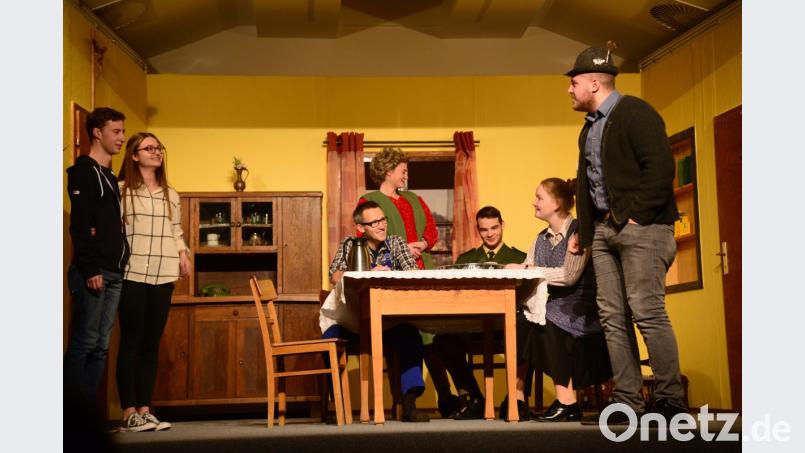 Ein Dreiakter, der begeistert. Das Ensemble überzeugt mit dem Stück „Krimizeit am Gschwendnerhof“. Bild: bey