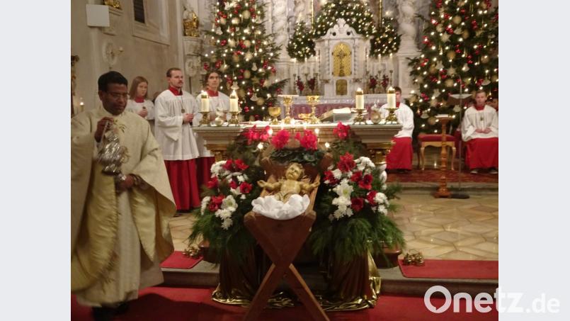 In der weihnachtlich geschmückten Pfarrkirche feierte Pater Georg die Christmette Bild: hm