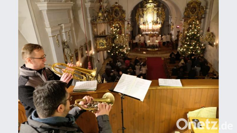 Roland Forster und Jürgen Probst sorgten mit ihren Trompeten für weihnachtliche Klänge im Kirchenschiff. Bild: Bäumler