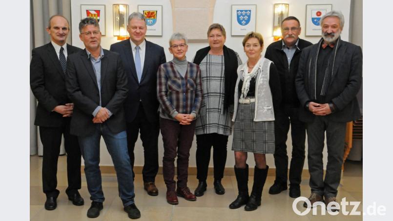 Auf 138 Dienstjahre bringen es die Ruheständler: Manfred Lehner, Werner Hartmann, Elfriede Schinhammer, Elisabeth Mertel und Maria Rupprecht (von rechts). Ihnen dankten (von links) Personalchef Josef Kotz, Personalrat Erich Findl und Landrat Richard Reisinger. Bild: Christine Hollederer/exb