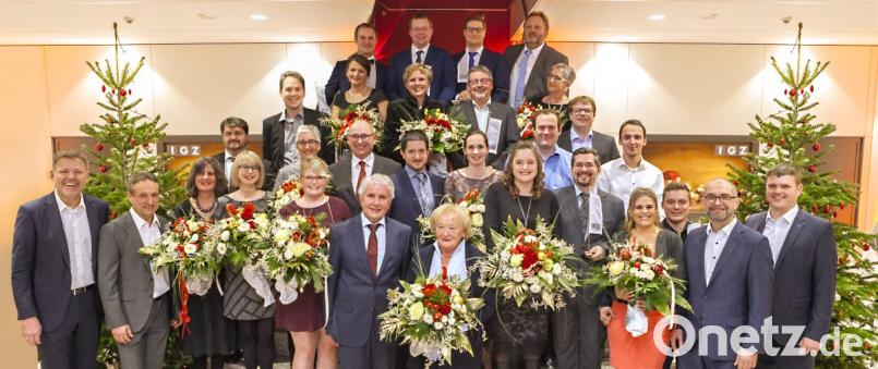 IGZ-Geschäftsführer Johann Zrenner (links), Alfred Meyer (Zweiter von links), Christian Mattes (rechts) und Bereichsleiter Stefan Wittmann (Zweiter von rechts) gratulieren den Jubilaren. Zudem verabschieden sie Johann Gleich (vorne, Mitte) in den verdienten Ruhestand. Mit auf dem Bild sind die Partner der Geehrten. Bild: exb