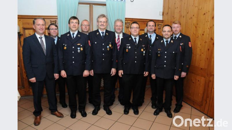 Ehrenzeichen hatte Landrat Richard Reisinger (Mitte) für Aktive der Freiwilligen Feuerwehr Traßlberg beim Ehrenabend parat. Es gratulierte auch Zweiter Bürgermeister Hermann Böhm (links). Bild: Michael Schröter