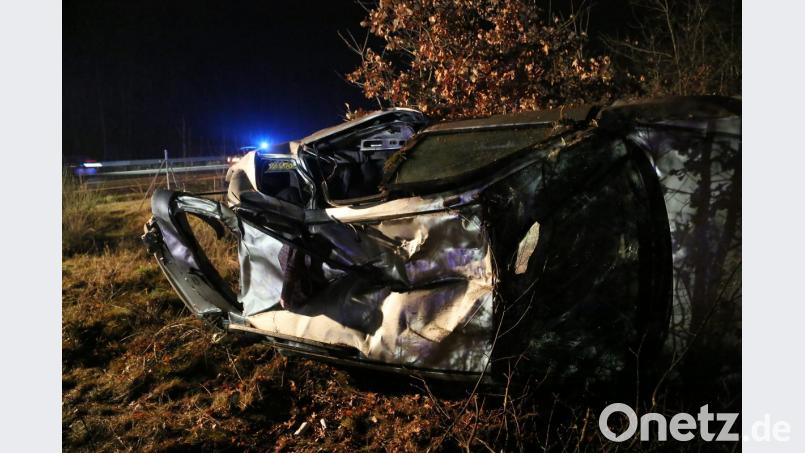 Der Fahrer dieses Wagens geriet nach rechts von der Autobahn ab. Der Kombi walzte einen Wildschutzzaun nieder, überschlug sich, und blieb schließlich auf der Beifahrerseite liegen. Bild: Hösamer