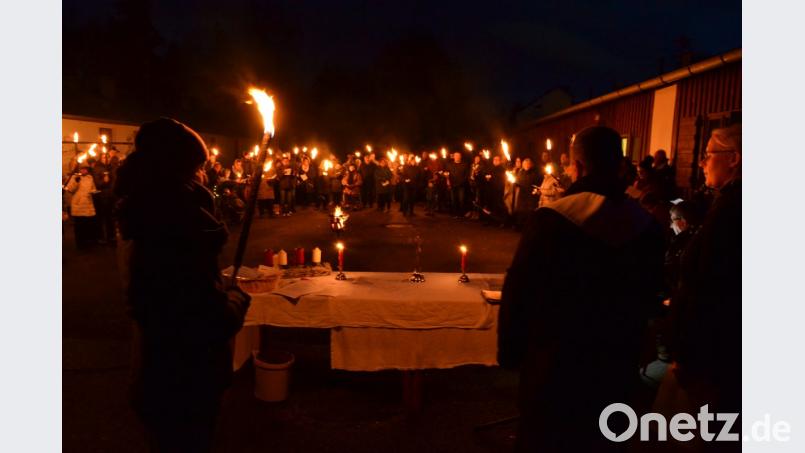 Pater Witold aus dem Kloster St. Felix zelebrierte die Weihnachtsandacht in der Notunterkunft Schustermooslohe. Bild: hcz