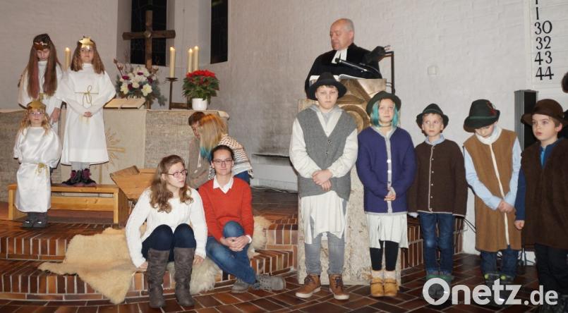 Jugendliche und Kinder stellten die Weihnachtsgeschichte in dem Krippenspiel dar und zeigten zwei Welten auf. Weihnachten damals in der Krippe und das, was heute daraus gemacht wird. Bild: weu