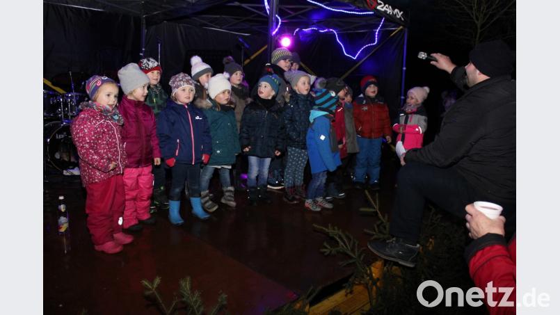 Kindersinggruppe mit Christian Bösl vorne rechts. Bild: aun