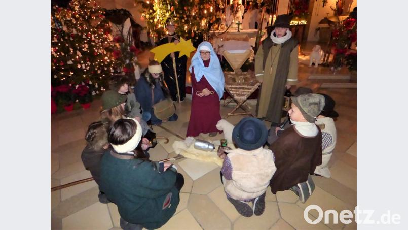 Die Hirten verbrachen die Nacht auf freien Feld, als ihnen die Engel die Geburt des Heilands verkündeten. 23 Kinder führten wieder ein beeindruckendes Krippenspiel in der schön dekorierten Stadtpfarrkirche auf und erhielten großen Beifall. Für die besinnliche Stunde und ihre sehr gut einstudierten Rollen dankte ihnen Stadtpfarrer Edmund Prechtl. Bild: mng