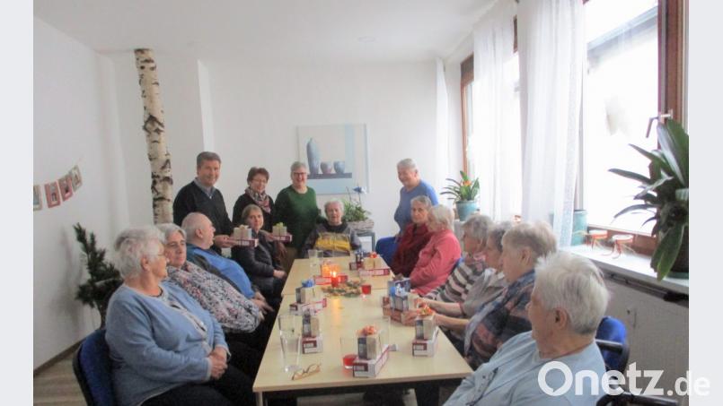 VdK-Vorsitzender Josef Rewitzer und Schatzmeisterin Elisabeth Randig besuchten in der Tagespflegestätte „Rosenquarz Pleystein“ und die Übergabe der Präsente an die Bewohner. Bild: tu