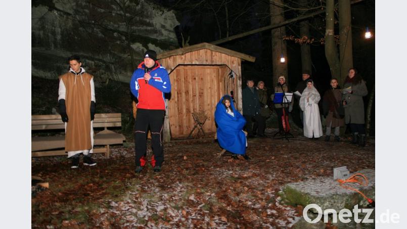 Organisiert wird die traditionelle Waldweihnacht von der Fuchsmühler Bergwacht. Bereitschaftsleiter Wolfgang Hartung übernahm die Begrüßung am Hackelstein. Bild: wro