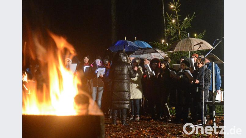 Der Regen konnte dem Licht aus Bethlehem bei der Waldweihnacht nichts anhaben. Bild: Kunz