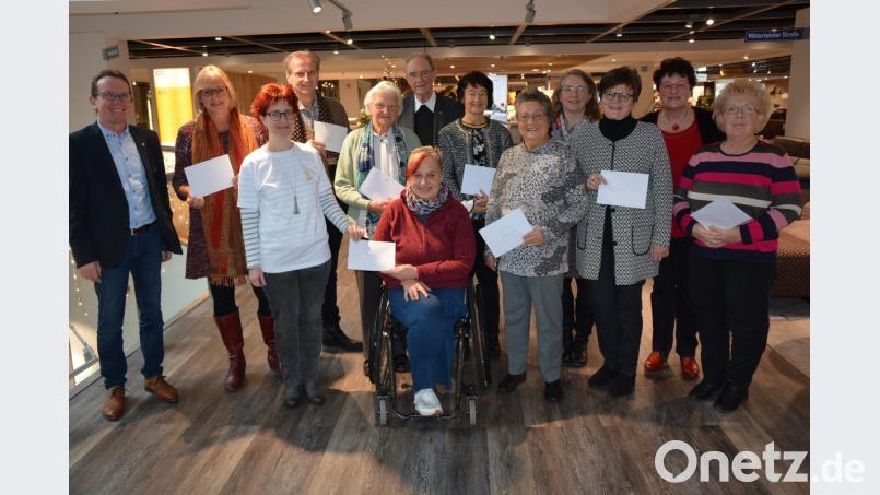Satte 15000 Euro überreichte am Samstag das Möbelhaus Gleißner an zehn karitative und wohltätige Organisationen. Unser Bild zeigt die Vertreter der Organisationen und Einrichtungen, mit Firmen-Inhaberin Liselotte Kulzer (Zweite von rechts) und Prokurist Wolfgang Horn (links). Bild: jr