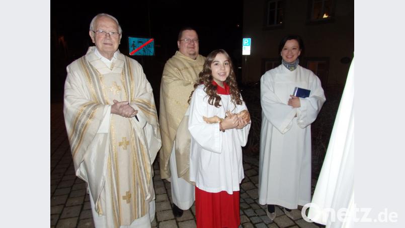 Eine besondere Aufgabe: Maria darf das Christkind zum Altar tragen. Bild: wrt
