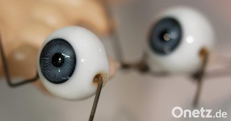 Wenn die Puppe blind ist, hilft das Glasauge aus der Puppenklinik. Bild: tr