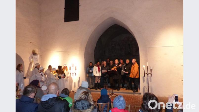 Die Weihnachtsengel beobachten die Sänger aus Tirschenreuth in der Museumskirche Peter und Paul. Bild: kod