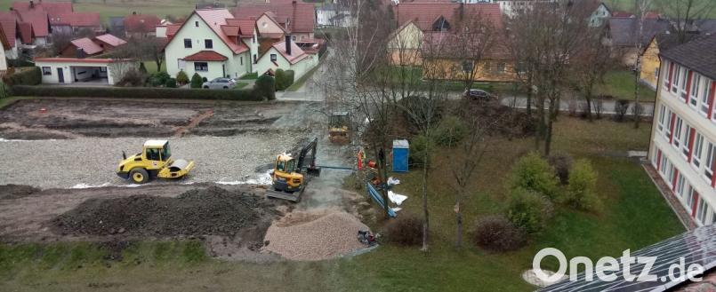 Als am Schlammersdorfer Spielplatz die Renovierung startete, war das Wetter noch gut. Nut ist hier Winterpause angesagt. Bild: lgc