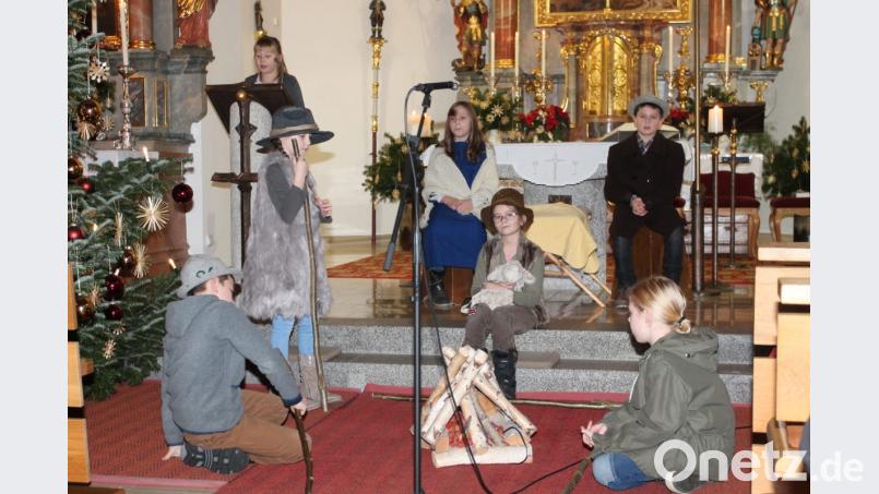 Die Mädchen und Buben der Grundschule stimmen mit einem Krippenspiel auf Weihnachten ein. Bild: pi