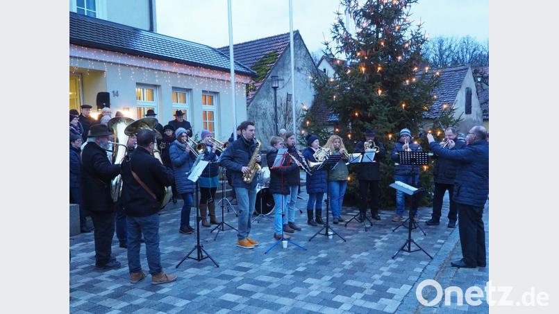 Weihnachtliche Klänge und jazzige Stücke interpretiert die Blaskapelle Etzenricht. Bild: fam