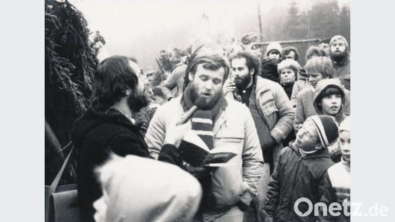 Damals vor 33 Jahren: Die Autoren Fritz Brandl (links) aus Amberg und Harald Grill aus Wald bei Roding lesen an Heiligabend 1985 im WAA-Hüttendorf aus ihren schriftstellerischen Arbeiten. Ein Weihnachten, das beide nie vergessen werden. Bild: Beate Seitz-Weinzierl