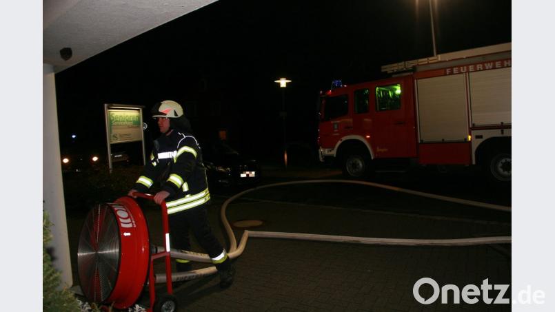 Die Feuerwehr Fuchsmühl belüftet das Senioren-Servicehaus. Bild: wro
