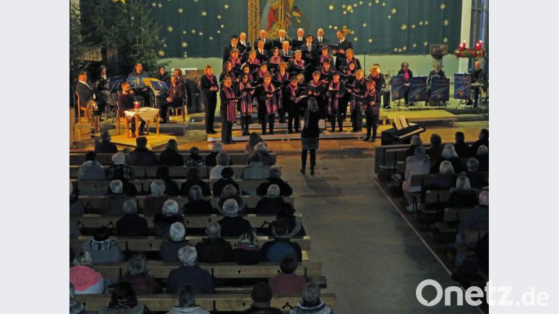Adventliche Musik in der Pfarrkirche stimmt die Besucher auf Weihnachten ein. Bild: adj