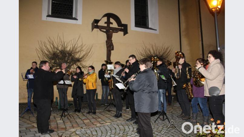 Mit weihnachtlichen Liedern wie „Süßer die Glocken nie klingen&quot;, &quot;Kommet ihr Hirten“ oder „Kommt, lasst ihn uns anbeten“ lud die Stadtkapelle Oberviechtach zur Christmette ein. Bild: frd