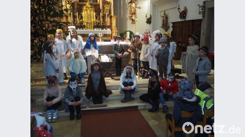 Nicht nur die Hirten, sondern auch die Tiere versammelten sich im friedlichen Miteinander um die Krippe Jesu Bild: stn