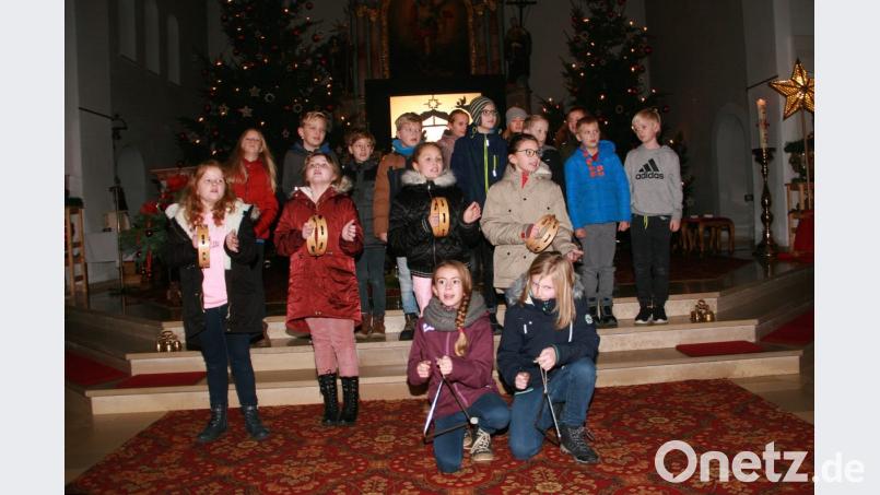 Beim Finale kommen die Sprecher, die hinter der Bühne agierten, mit dem Gottesdienstkreise zu einem gemeinsamen Lied zusammen: „Es ist soweit: Gott wird Mensch.“ Bild: wro