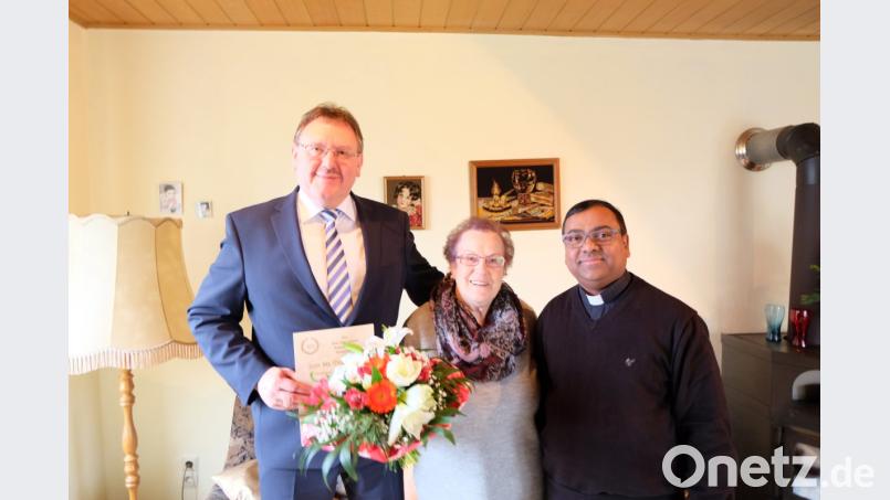 Bürgermeister Hans-Martin Schertl und Pfarrvuikar Madanu gratulieren der Jubilarin Marianne Hermann Bild: Stefanie Gradl