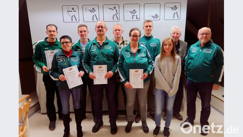 Die Vereinsmeister 2019 des Schützenvereins Frauenreuth: Sportleiter Daniel Kaßeckert (links) gratuliert den Siegern der einzelnen Wettbewerbsklassen. Bild: bsc