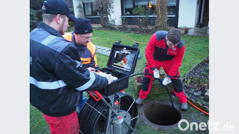Die versierten Fachkräfte für Kanäle erkundeten mit einer Kamera das Malheur. Bild: gz