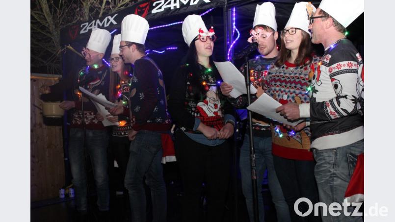 Stammtisch-Singgruppe Utzenhofen bei der Dorfweihnacht Bild: aun