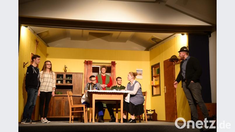 Der "verhindete" Bankräuber Charly (Florian Simmerl), seine "Verlobte" Lena (Theresa Bodenmeier), Bauer Gschwendner (Dominik Schreffl), Gerlinde, die Dorfspionin (Luica Magerl), Dorfpolizist Troll (Franz Spörer) die "Kramer Res (Antonia PIller) und Landmaschinenhändler Vitus (Leon Bösl) im Stück "Krimizeit am Gschwendnerhof". Bild: bey