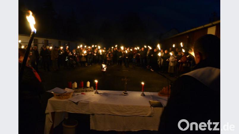 Die Andacht vor zahlreichen Besuchern zelebrierte Pater Witold vom Kloster St. Felix. Bild: hcz