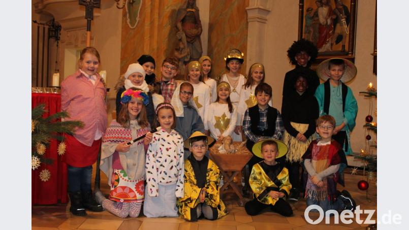 Die 19 Kinder in der katholischen Stadtpfarrkirche sind in der ganzen Welt unterwegs, um von der Geburt des Jesuskinds zu berichten. Bild: dob