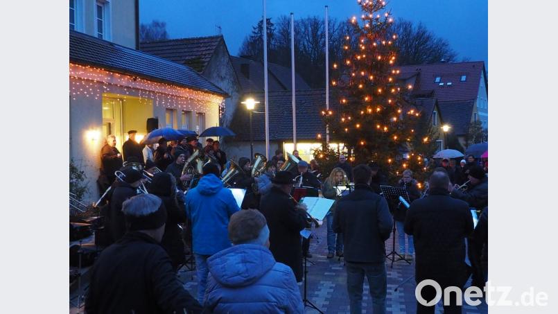 Mit &quot;Oh, du Fröhliche&quot; feiern die Blaskapelle, der Posaunenchor und der Chor unterm Weihnachtsbaum einen gebührenden Abschluss des Adventssingens. Bild: fam