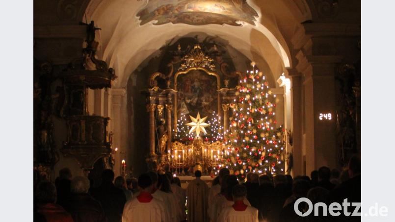 Die Gläubigen feiern mit Pfarrer Martin Besold die Christmette in der Pfarrkirche Mariä Himmelfahrt. Bild: njn