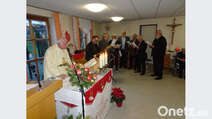 Der Männerchor des Gesangvereins gestaltete die Chistmette im Altenheim. Bild: hm
