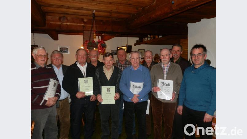 Langjährige Sänger und Mitglieder stehen in der letzten Singstunde des Jahres beim MGV Neualbenreuth im Mittelpunkt. Im Bild (von links) Arnold Scharnagl, Chorleiter Franz Danhauser, Ferdinand Scharnagl, Prof. Wolfgang Grunewald, Siegfried Stähli, Rudolf Sporrer, Franz Becker, Hannes Thümmel, Friedrich Scharnagl, MGV-Vorsitzender Ferdinand Köstler und Sängergruppen-Vorsitzender Stefan Werner. Bild: fsc