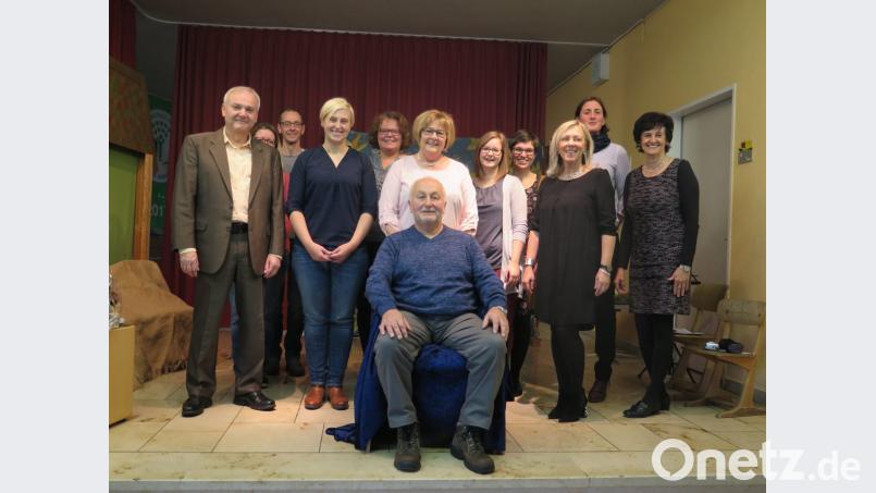 Bürgermeister Günter Kopp (links) und das Kulmainer Lehrerkollegium verabschieden den langjährigen Hausmeister Ludwig Bayer (sitzend) in den wohlverdienten Ruhestand. Bild: jzk
