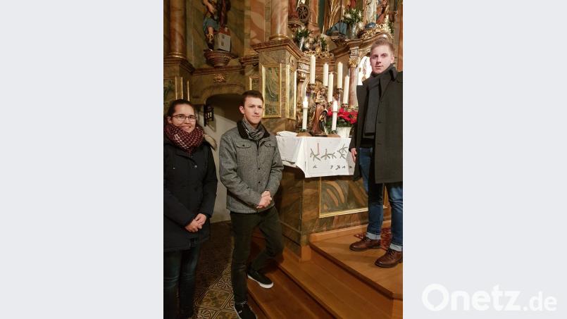Mit der Adventszeit endet auch das sogenannte „Frauentragen“. Nach der Christmette stellen Jugendliche der KLJB Thurndorf die Figur der Gottesmutter auf den Altar zurück. Bild: hzi