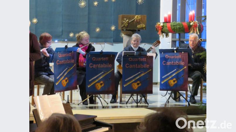 Das Ensemble Cantabile stimmt die Besucher auf den bevorstehenden Heiligen Abend ein. Bild: adj