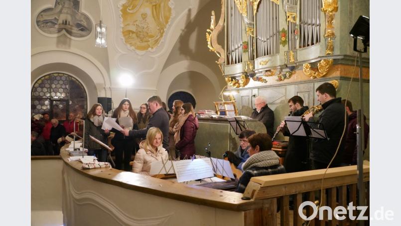 Der Chor La Musica mit den beteiligten Musikern Bild: fvo