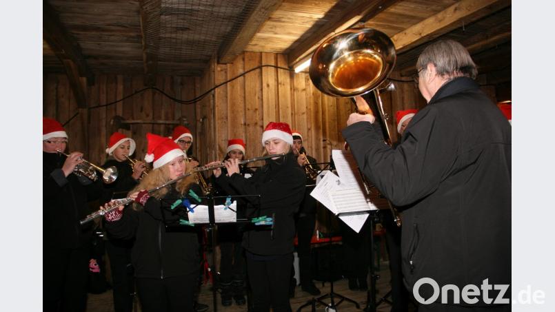 Seit einigen Jahren beteiligt sich auch der Musikverein aus Wiesau beim Schönhaider Weihnachtssingen. Bild: wro